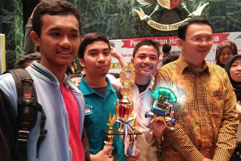 Siswa madrasah yang memenangkan juara  Maze Solving/Line Follower Senior pada event International Robotics Games 