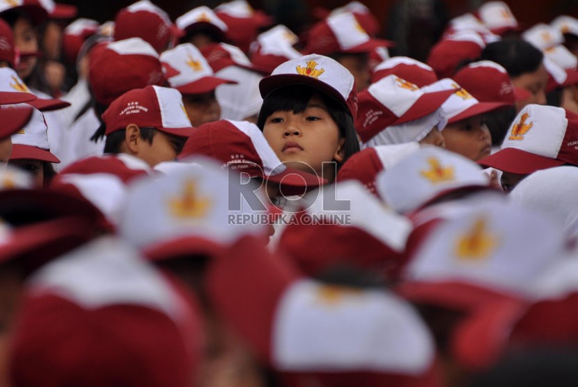  Siswa melaksanakan upacara di lapangan SDN 05 Pejaten Timur, Jakarta Selatan, Senin (15/7).     (Republika/Rakhmawaty La'lang)