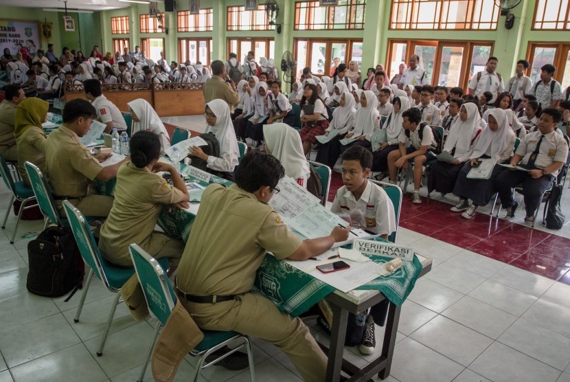 Siswa melakukan verifikasi berkas pendaftaran seleksi Penerimaan Peserta Didik Baru (PPDB) dan pengajuan akun di SMA 7 Solo, Jawa Tengah, Senin (24/6/2019). 