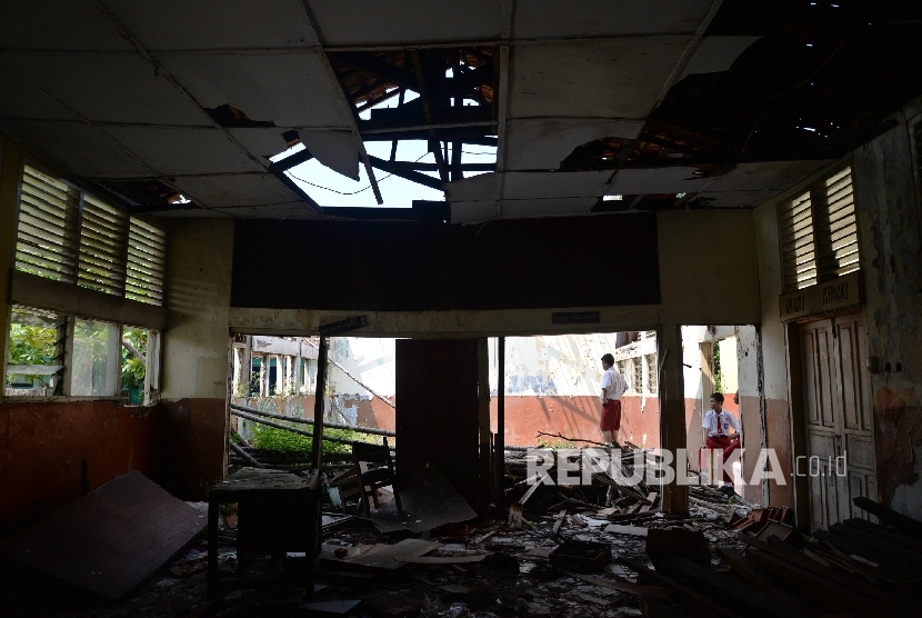  Siswa melihat kondisi ruang kelas yang rusak di SDN 14 Malakasari, Jakarta Timur, Selasa (10/5). (Republika/ Yasin Habibi)