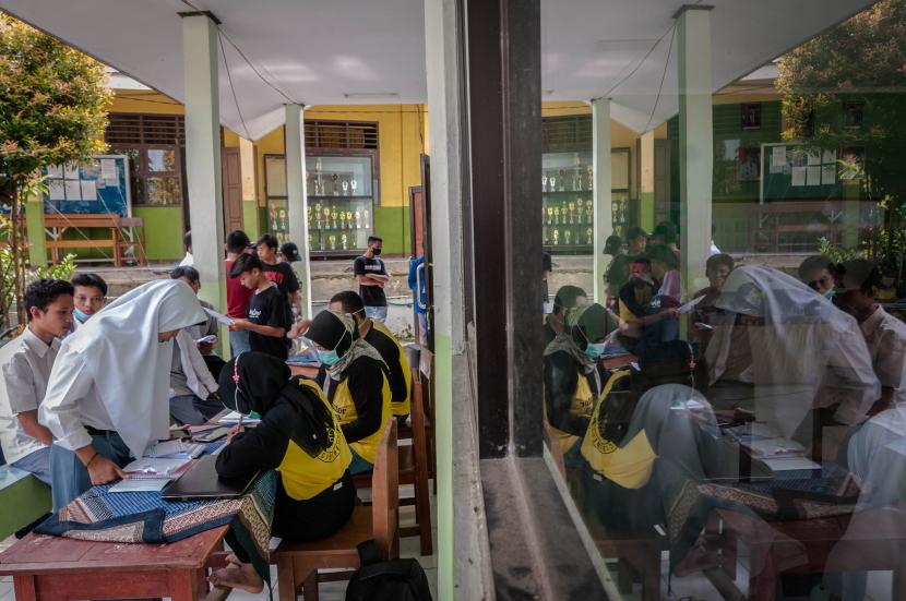 Siswa mendaftar untuk mengikuti vaksinasi Covid-19 di SMAN 2 Leuwidamar, Lebak, Banten, Selasa (24/8). Pemerintah terus mengejar target program vaksinasi anak usia 12-17 tahun agar anak-anak bisa kembali bersekolah tatap muka