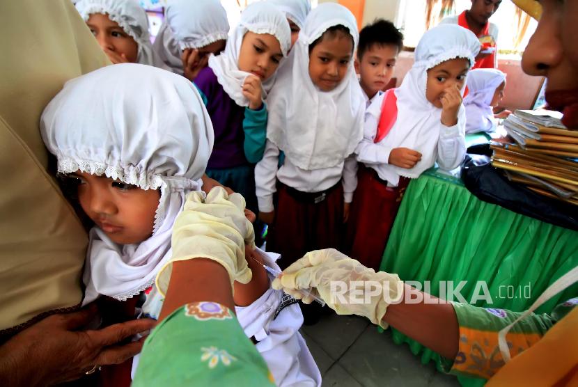 Siswa mendapatkan suntikan imunisasi Tetanus saat Bulan Imunisasi Anak Sekolah (BIAS) di SDN-1 Lhokseumawe, Provinsi Aceh, Senin (16/10). Penyuntikan imunisasi TD (Tetanus Toxoid) dan DT (Difteri Tetanus) program BIAS Kementerian Kesehatan.