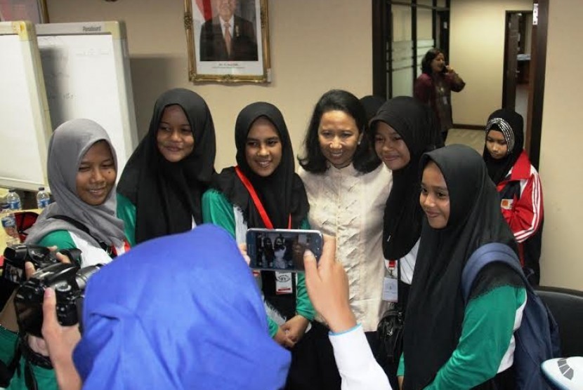 Siswa Mengenal Nusantara (SMN) berfoto dengan Menteri BUMN Rini Soemarno.