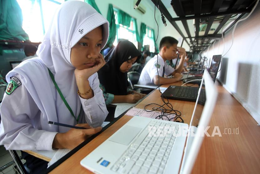 Siswa mengerjakan soal Ujian Kenaikan Kelas (UKK) dengan sistem daring di SMPN 2 Blitar, Jawa Timur (ilustrasi)