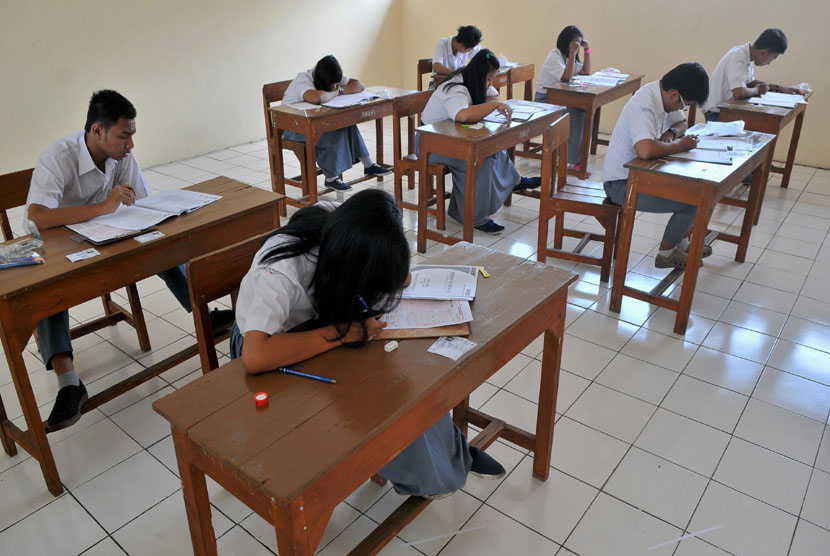  Siswa mengerjakan soal Ujian Nasional (UN) mata pelajaran Bahasa Indonesia di SMA Pancasila Semarang, Jateng, Senin (14/4).