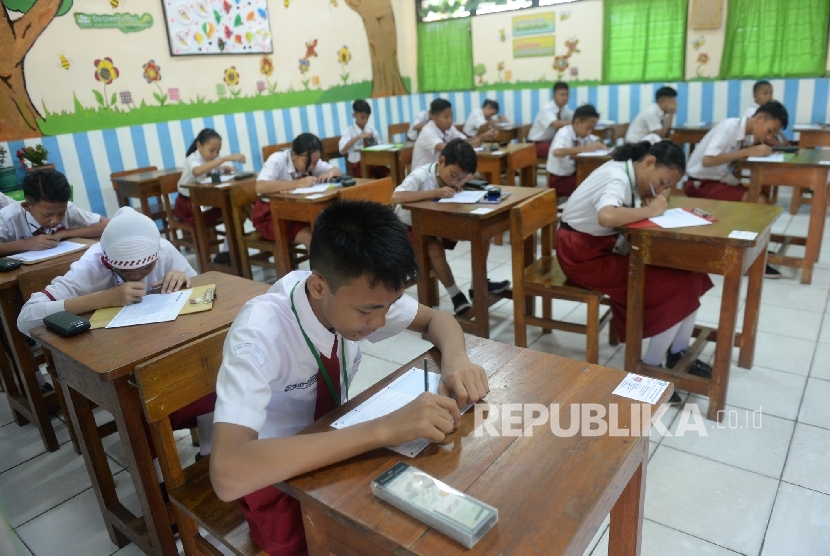 Siswa mengerjakan soal ujian sekolah (ilustrasi)
