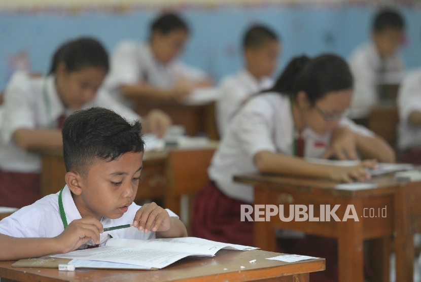 Siswa mengerjakan soalUjian Sekolah/Madrasah Berstandar Daerah (US/MBD) di SDN Petojo 13 Pagi, Jakarta, Senin (16/5). (Republika/Wihdan Hidayat)