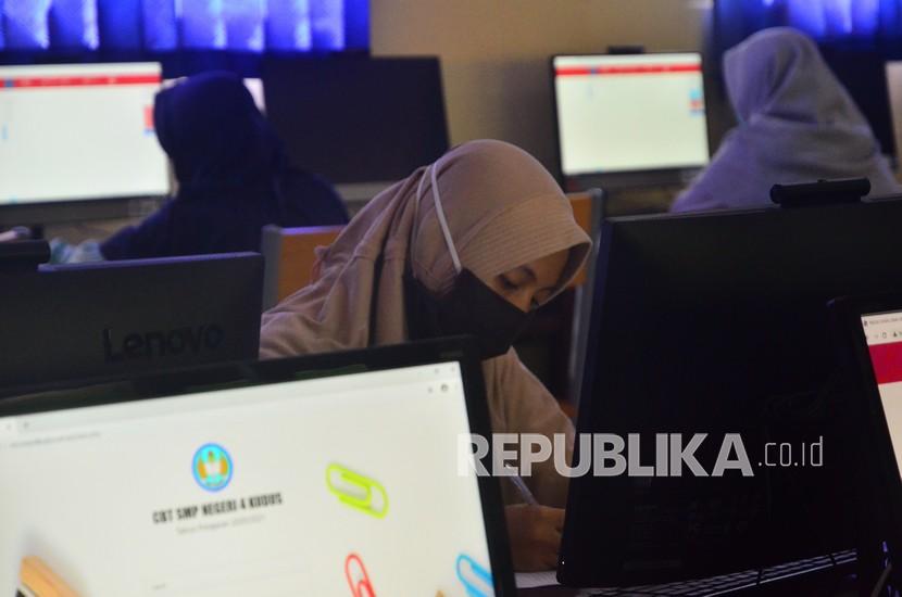 Siswa mengerjakan ujian Penilaian Tengah Semester (PTS) secara daring di SMP N 4 Kudus, Kudus, Jawa Tengah, Selasa (15/9/2020).  