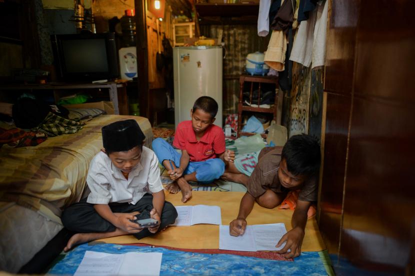 Siswa menggunakan satu buah handphone yang digunakan secara bergiliran akibat keterbatasan fasilitas smartphone.