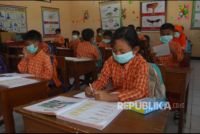 Siswa mengikuti kegiatan belajar mengajar di dalam kelas dengan mengenakan masker di SD Negeri Banyudono, Dukun, Magelang, Jawa Tengah, Rabu (23/5). 