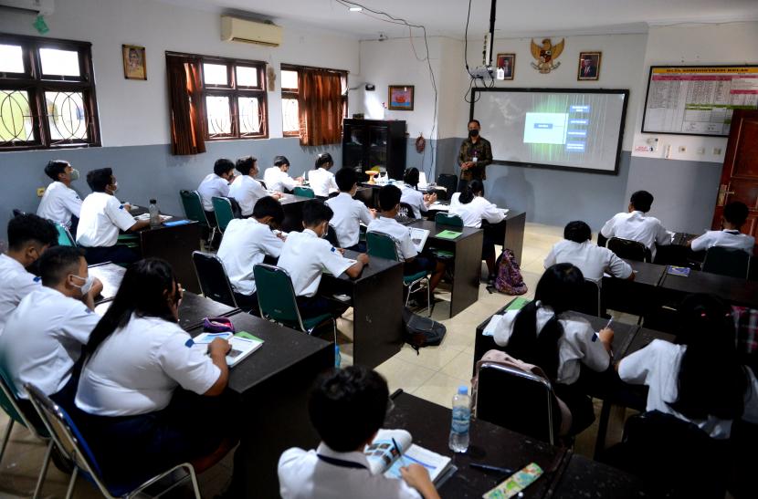 Siswa mengikuti kegiatan belajar mengajar di SMP (Foto: ilustrasi)