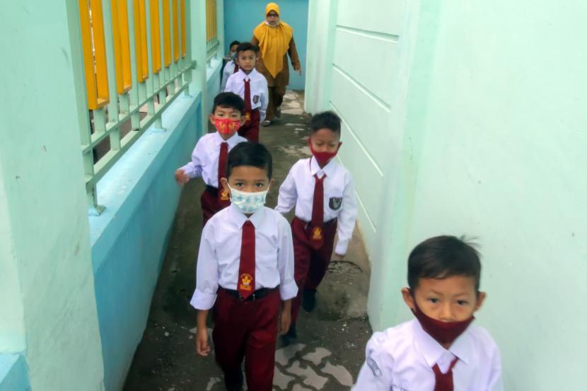 Menurut Wakil Sekretaris Jenderal Pengurus Besar Persatuan Guru Republik Indonesia (PB PGRI) Jejen Musfah, salah satu hal yang perlu diperhatikan dalam survei tersebut yakni ketidaksesuaian dengan kondisi pandemi Covid-19. (Foto ilustrasi: Siswa mengikuti kegiatan pengenalan lingkungan sekolah)