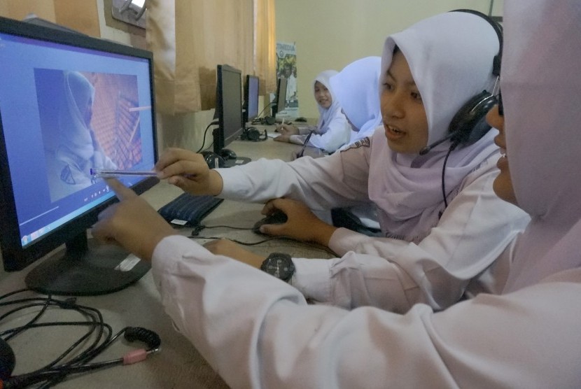 Siswa mengikuti pelajaran praktikum di laboratorium multimedia SMKN 1 Tulungagung, Tulungagung, Jawa Timur, Senin (24/7). Sebanyak enam lembaga yang terdiri dari tiga SMA dan tiga SMK di daerah itu mulai menguji coba pelaksanaan pola pembelajaran lima hari sekolah.