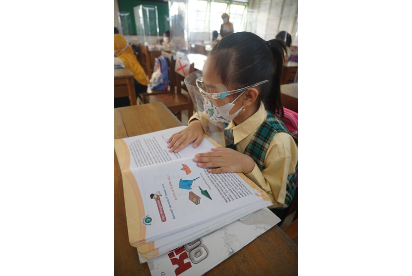 Siswa mengikuti pembelajaran tatap muka terbatas (PTMT) di SDN 1 Kampungdalem, Tulungagung, Jawa Timur. 