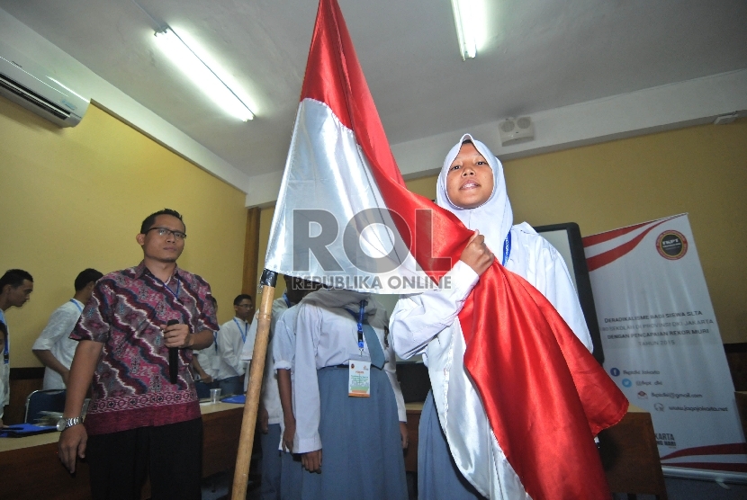 Siswa mengikuti sesi motivasi dari Forum Koordinasi Pencegahan Terorisme (FKPT) tentang deradikalisme dan nasionalisme kepada sejumlah siswa di SMK Negeri 35 Jakarta, Jumat (18/9).Republika/Rakhmawaty La'lang