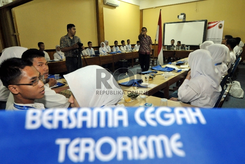 Siswa mengikuti sesi motivasi dari Forum Koordinasi Pencegahan Terorisme (FKPT) tentang deradikalisme dan nasionalisme kepada sejumlah siswa di SMK Negeri 35 Jakarta, Jumat (18/9).Republika/Rakhmawaty La'lang