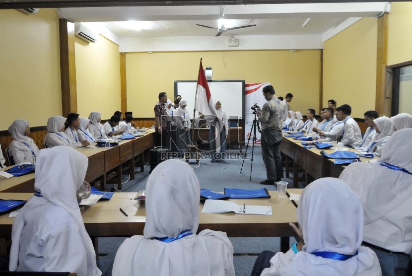 Siswa mengikuti sesi motivasi dari Forum Koordinasi Pencegahan Terorisme (FKPT) tentang deradikalisme dan nasionalisme kepada sejumlah siswa di SMK Negeri 35 Jakarta, Jumat (18/9).Republika/Rakhmawaty La'lang