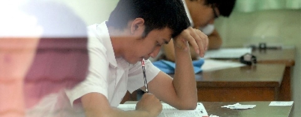 Siswa mengikuti ujian nasional 2011 di SMA Negeri 70, Kebayoran Baru, Jakarta Selatan, Senin (18/4). 