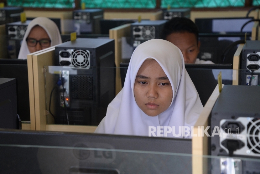   Siswa mengikuti Ujian Nasional Berbasis Komputer (UNBK) di Madrasah Aliyah Negeri (MAN) 13, Jakarta Selatan, Senin (4/4). (Republika/Yasin Habibi)