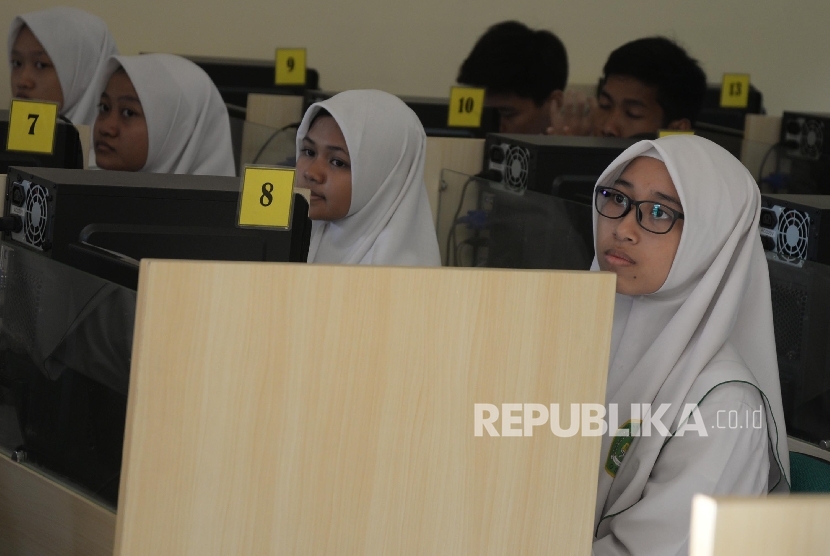 Siswi madrasah tengah mengikuti ujian. (Ilustrasi)