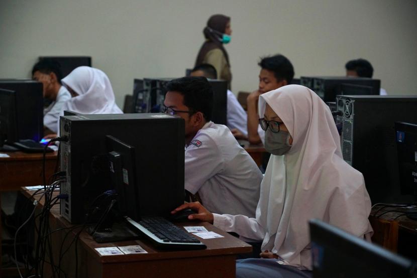 Siswa mengikuti Ujian Nasional Berbasis Komputer (UNBK) di SMK Negeri 2 Yogyakarta, Jetis, DI Yogyakarta, Senin (16/3/2020).