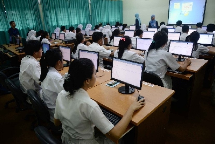 Siswa mengikuti Ujian Nasional pelajaran Bahasa Indonesia berbasis komputer di SMKN 28, Jaksel, Senin (13/4).