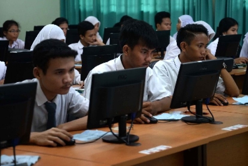 Siswa mengikuti Ujian Nasional (UN) berbasis komputer di SMKN 28, Jakarta Selatan, Senin (13/4).