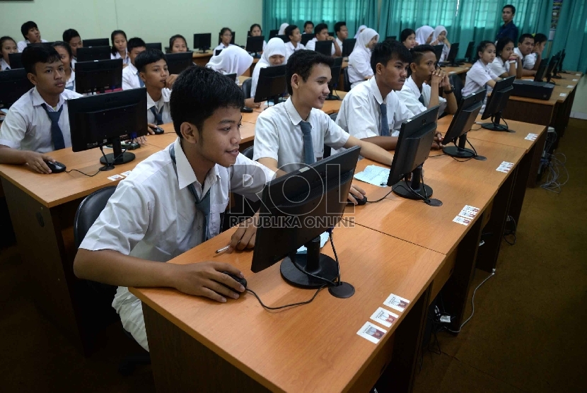  Siswa mengikuti Ujian Nasional (UN) mata pelajaran Bahasa Indonesia berbasis komputer (Computer Based Test) di SMKN 28, Jakarta Selatan, Senin (13/4). (Republika/Yasin Habibi)