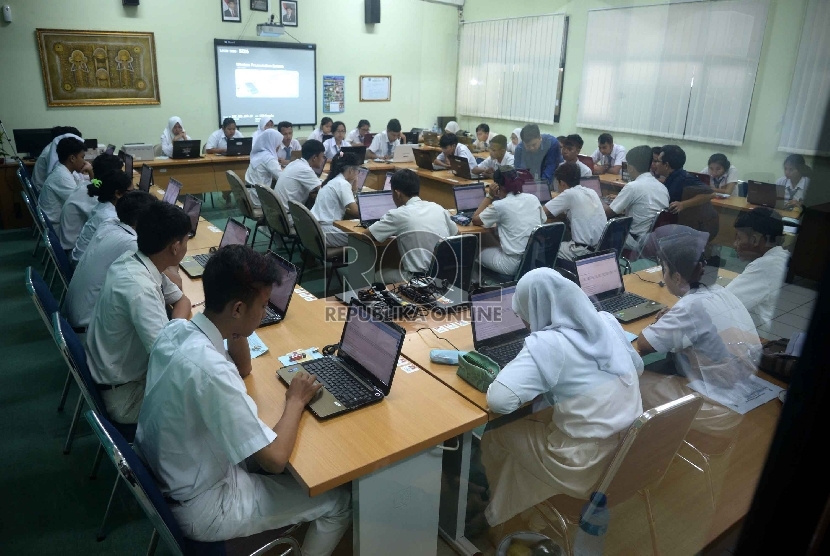  Siswa mengikuti Ujian Nasional (UN) mata pelajaran Bahasa Indonesia berbasis komputer (Computer Based Test) di SMKN 28, Jakarta Selatan, Senin (13/4). (Republika/ Yasin Habibi)