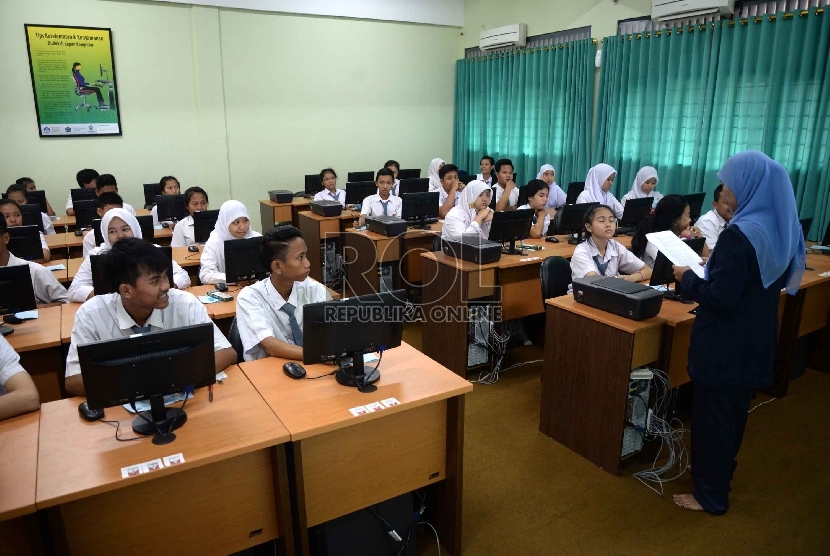  Siswa mengikuti Ujian Nasional (UN) mata pelajaran Bahasa Indonesia berbasis komputer (Computer Based Test) di SMKN 28, Jakarta Selatan, Senin (13/4). (Republika/ Yasin Habibi)