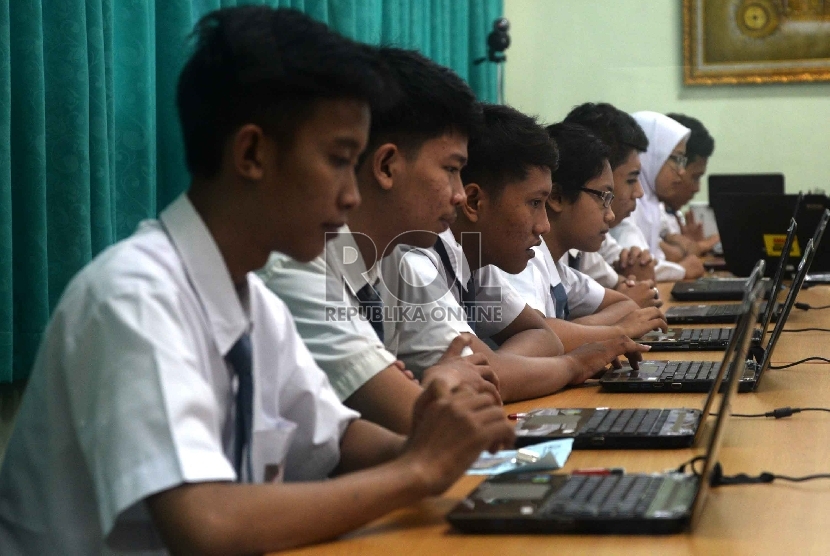 Siswa mengikuti Ujian Nasional (UN) mata pelajaran Bahasa Indonesia berbasis komputer (Computer Based Test) di SMKN 28, Jakarta Selatan, Senin (13/4). (Republika/ Yasin Habibi)