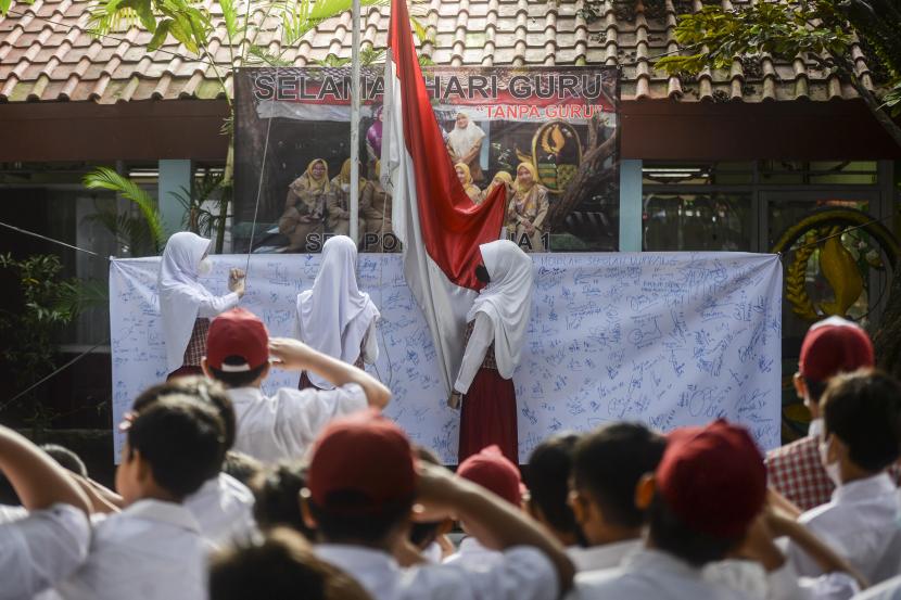 Siswa mengikuti upacara bendera memperingati Hari Guru Nasional di SDN Pondok Cina 1, Depok, Jawa Barat.