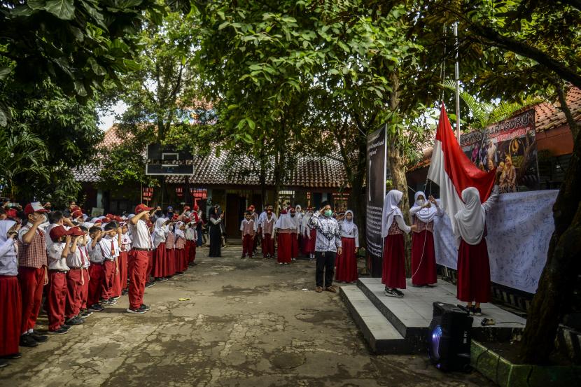 Siswa mengikuti upacara bendera memperingati Hari Guru Nasional di SDN Pondok Cina 1, Depok, Jawa Barat. Walkot Depok Mohammad Idris menegaskan tidak ada PPDB untuk SDN Pondok Cina 1.