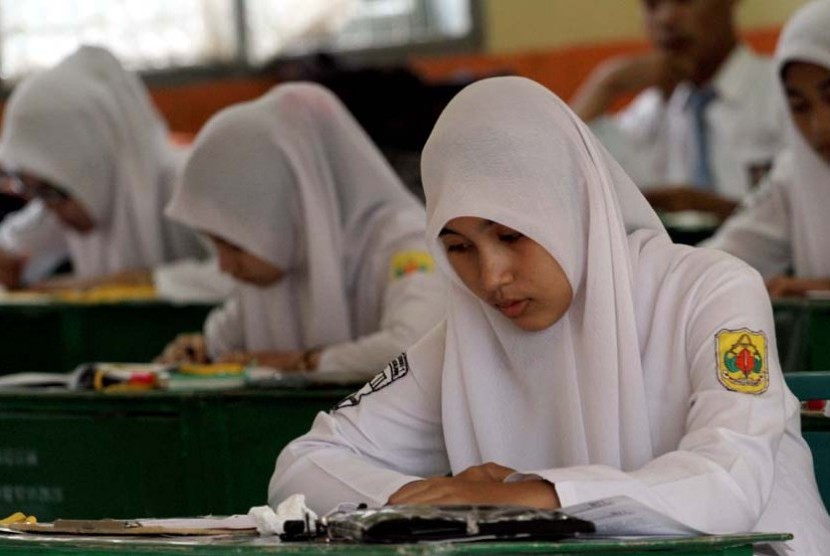 Siswa mengisi jawaban soal Ujian Nasional di SMAN 1 Lhokseumawe, Provinsi Aceh. Senin (16/4).