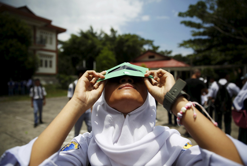  Siswa menguji alat buatan sendiri untuk mengamati gerhana matahari total . (Ilustrasi)