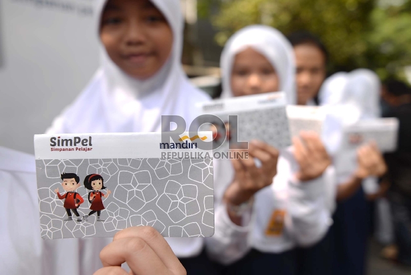 Siswa menunjukan buku tabungan pelajar (ilustrasi). Sebanyak 50 ribu pelajar di Tangerang, Banten, menerima buku tabungan program Kejar.