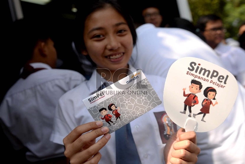 Siswa menunjukan buku tabungan Simpanan Pelajar usai peluncuran produk Simpanan Pelajar alias 'SimPel' di SMAN 68 Salemba, Jakarta, Selasa (8/9).