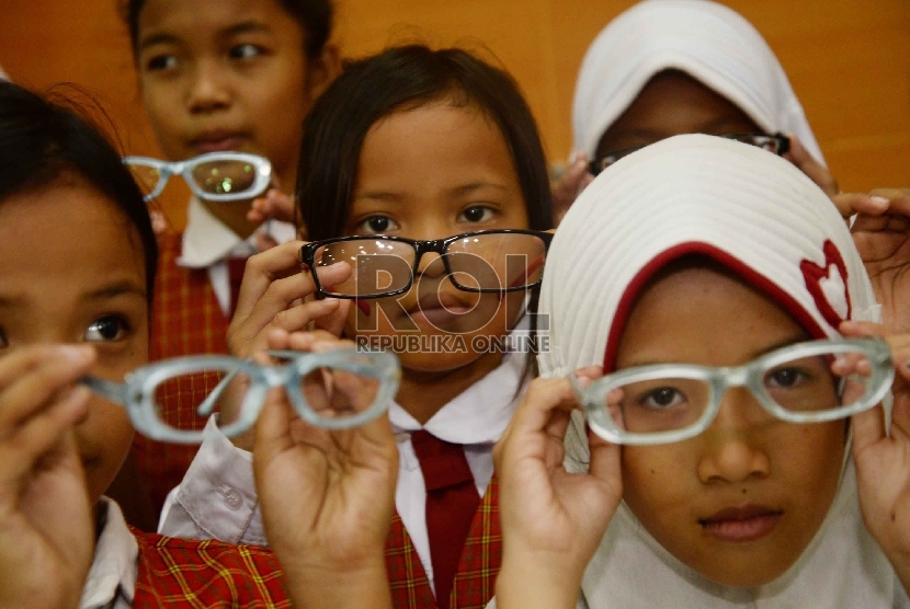 Anak-anak berkacamata