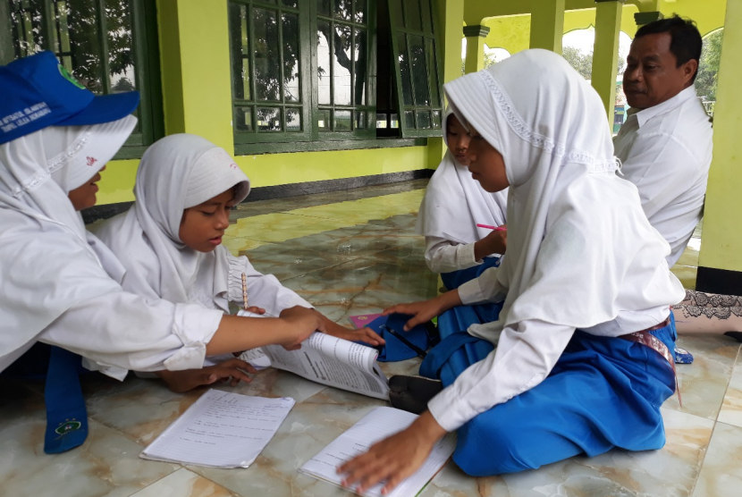 Siswa MI Bi’tsatul Islamiyah, Kabupaten Indramayu, Provinsi Jawa Barat belajar di masjid.    