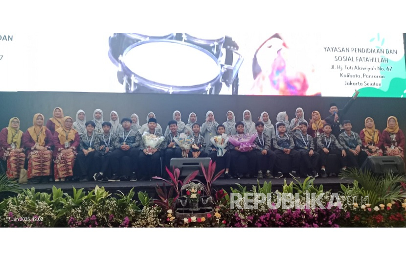 Siswa MI Kelas Modern Fatahillah Jakarta mengikuti haflah kelulusan 2025.