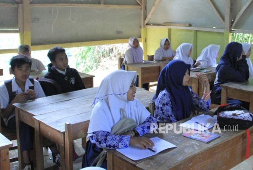 Siswa MTS Nurussalam di Kampung Puncak Mulya 01/07, Desa Sukamulya, Kecamatan Kutawaringin, Kabupaten Bandung terpaksa harus belajar di ruang kelas yang rusak parah. 