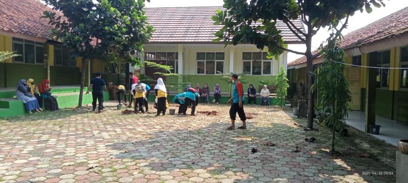 Siswa MTsN 1 Bogor melaksanakan kegiatan pembuatan lubang biopori di sekitar lingkungan sekolah