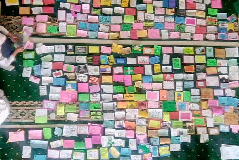 Siswa MTsN 1 Bogor melaksanakan Pekan Tahun Baru Islam, yang diisi antara lain lomba membuat kartu ucapan, tahrib Muharram, azan, shalawat dan kaligrafi. Sebanyak 750 kartu ucapan selamat tahun baru Islam dibagikan kepada pengguna jalan dan masyarakat di sekitar sekolah, Jumat (14/9). 