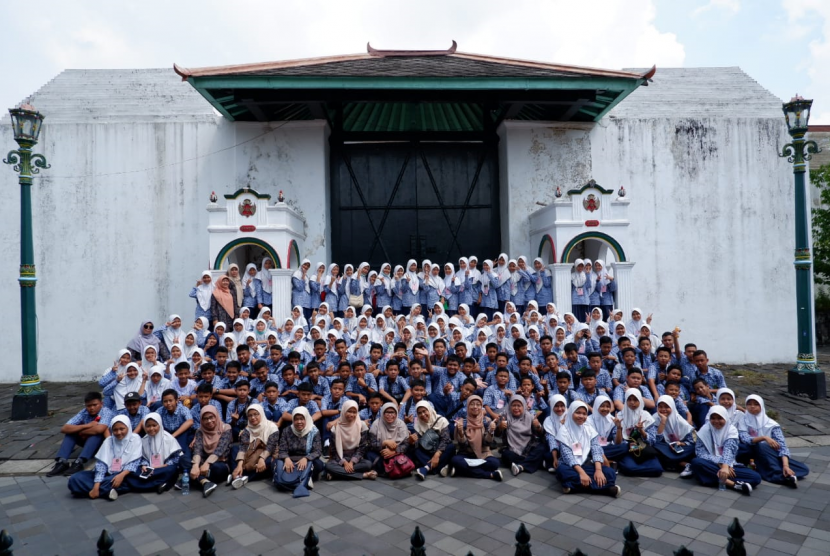 Siswa MTsN 1 Bogor saat melakukan pembelajaran di luar kelas salah satunya dengan berkunjung ke Keraton Yogyakarta