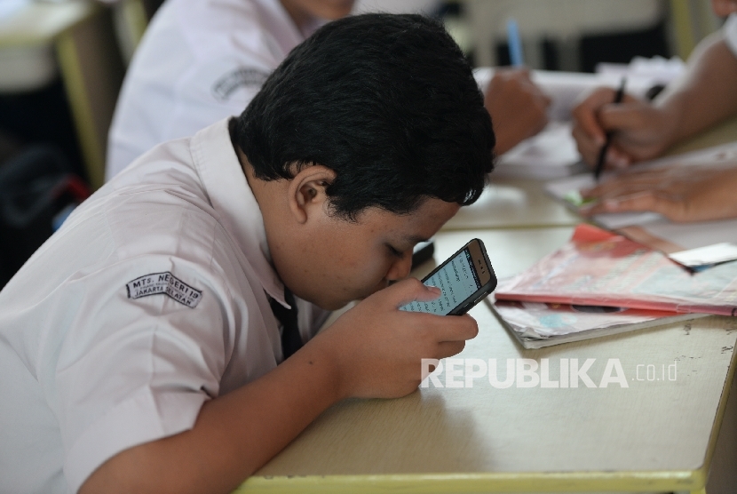 Siswa MTSN 19 Kenichi Satria Kaffah dengan keterbatasan penglihatan mengikuti kegiatan belajar mengajar di Kelas 9.2 MTSN 19, Jakarta Selatan (Ilustrasi)