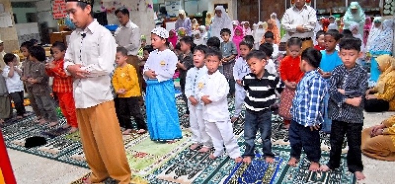 Siswa PAUD tengah mengikuti belajar shalat tarawih bersama di Masjid Istiqlal Jakarta.