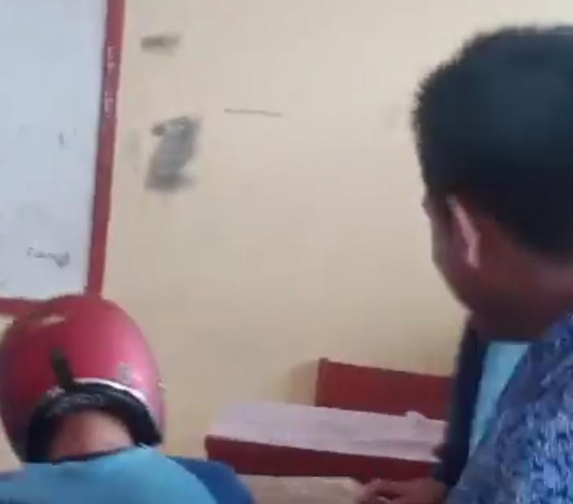 Siswa pelaku perundungan menendang kepala rekannya yang memakai helm di kelas SMA Plus Baiturrahman, Kota Bandung, Jawa Barat, Jumat (18/11/2022).