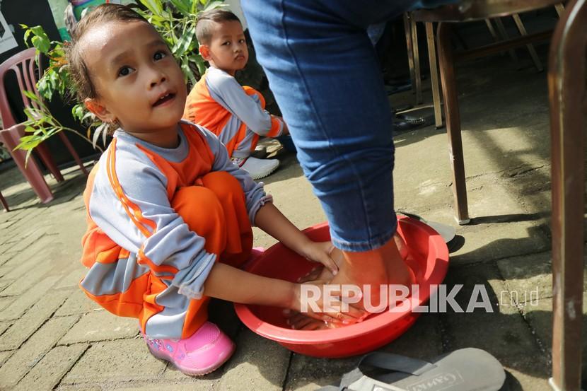 Siswa Pendidikan Anak Usia Dini (PAUD) membasuh kaki ibunya dalam rangka memperingati Hari Ibu beberapa waktu lalu.