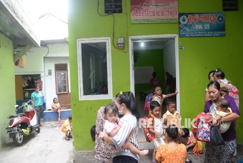 Siswa Pendidikan Anak Usia Dini (PAUD) Seruni Indah usai belajar di bangunan majelis taklim swadaya masyarakat, Kalijodo, Jakarta, Selasa (16/2).