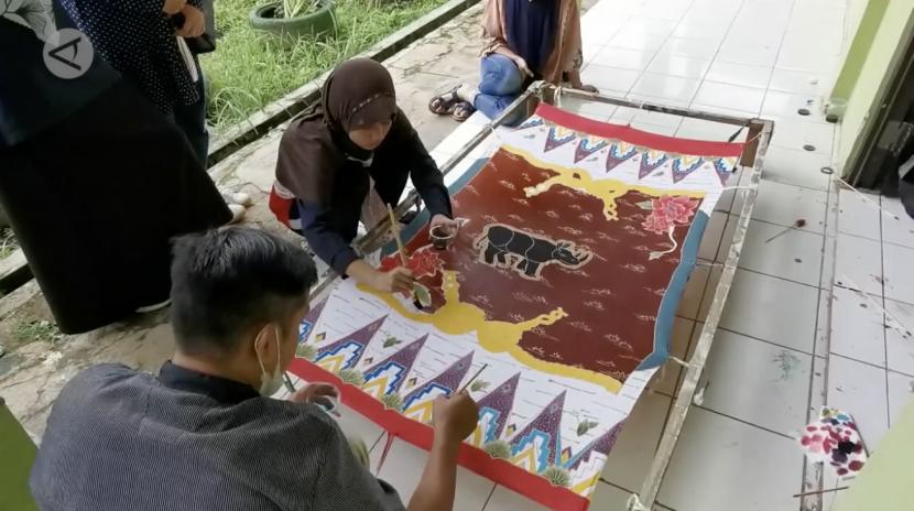 Siswa penyandang disabilitas di Sekolah Berkebutuhan Khusus SKH Negeri 01 Pembina Pandeglang diajarkan berbagai macam keterampilan seni dalam kegiatan Life Skill Siswa Berkebutuhan Khusus Tingkat Provinsi Banten 2021.